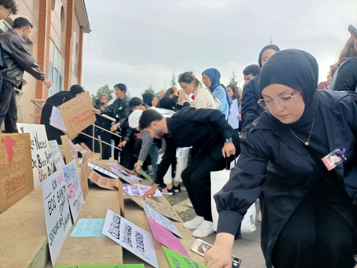 Bingöl'de üniversite öğrencileri kadına yönelik şiddeti yürüyüşle protesto etti.