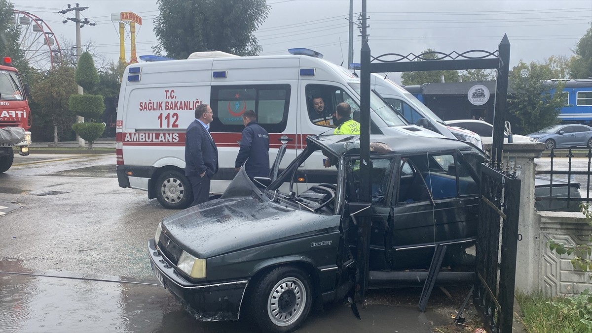 Bolu'da otomobilin spor salonunun bahçe duvarına çarpması sonucu baba ve kızı yaralandı. Olay...