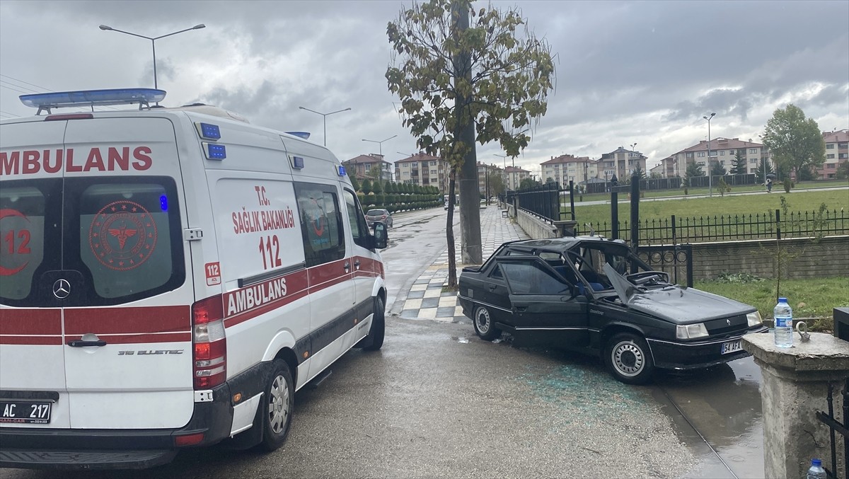 Bolu'da otomobilin spor salonunun bahçe duvarına çarpması sonucu baba ve kızı yaralandı. Olay...