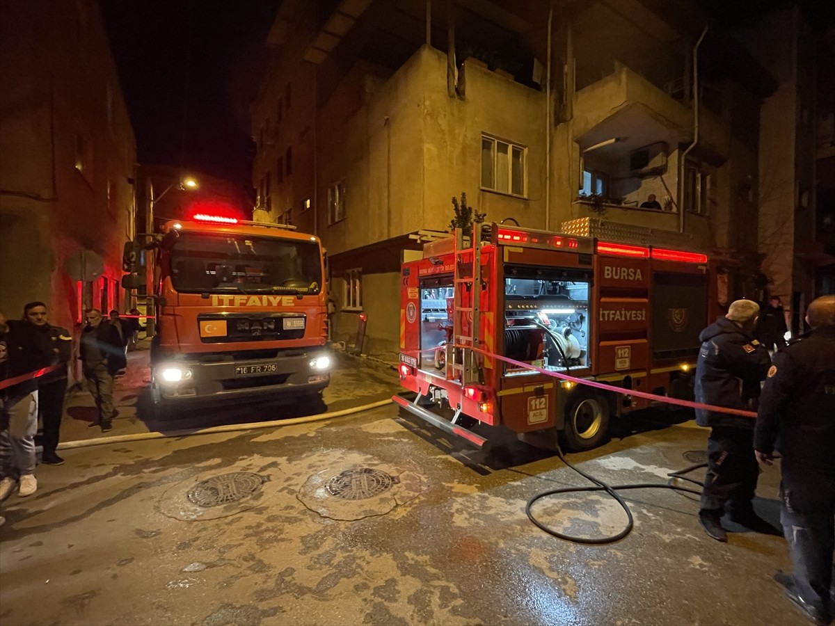 Bursa'nın Osmangazi ilçesinde evde çıkan yangında ağır yaralanan 70 yaşındaki felçli hasta...