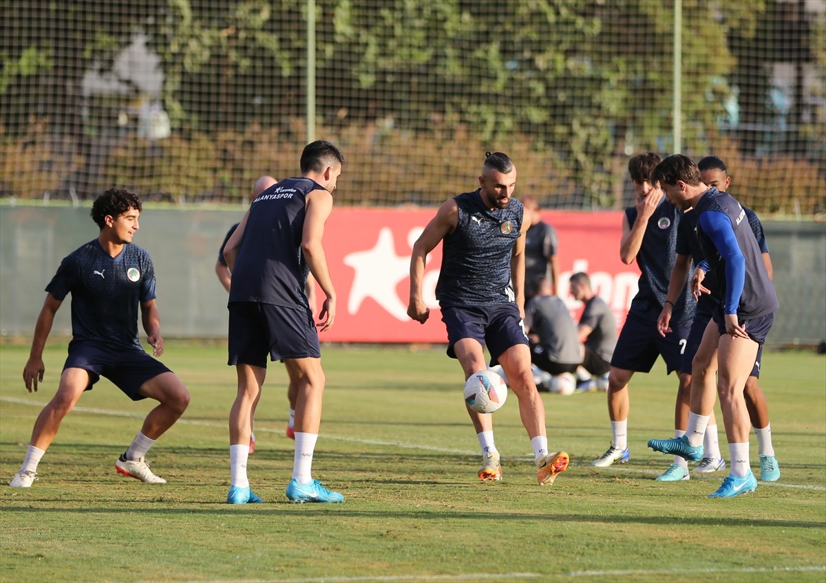 Corendon Alanyaspor takımı, Cengiz Aydoğan Tesisleri'nde Kasımpaşa maçı hazırlıklarını sürdürdü....