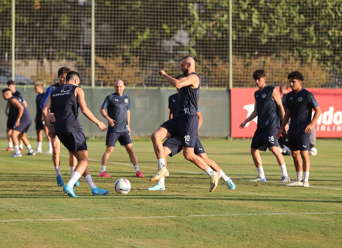 Corendon Alanyaspor takımı, Cengiz Aydoğan Tesisleri'nde Kasımpaşa maçı hazırlıklarını sürdürdü....