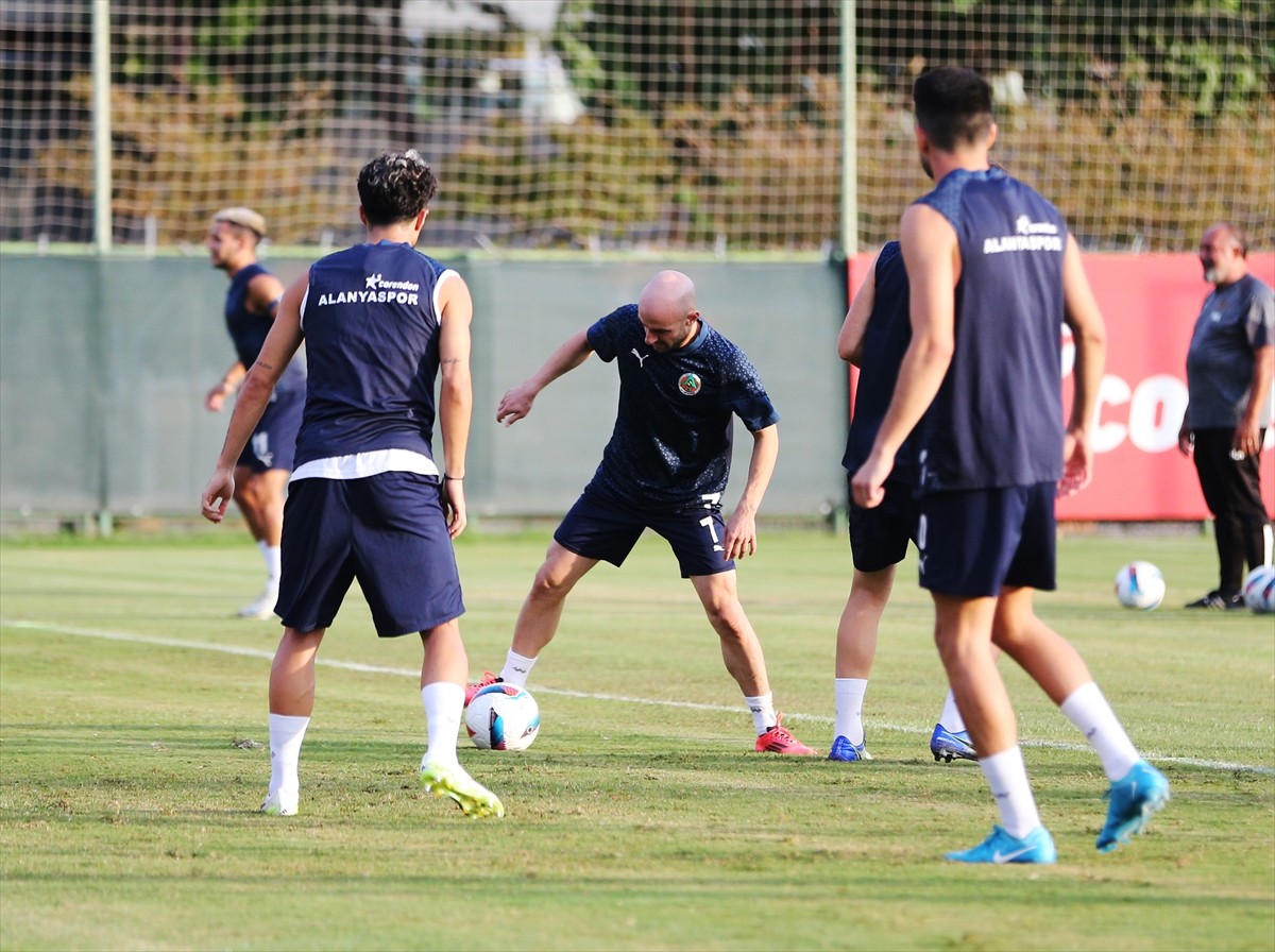 Corendon Alanyaspor takımı, Cengiz Aydoğan Tesisleri'nde Kasımpaşa maçı hazırlıklarını sürdürdü....