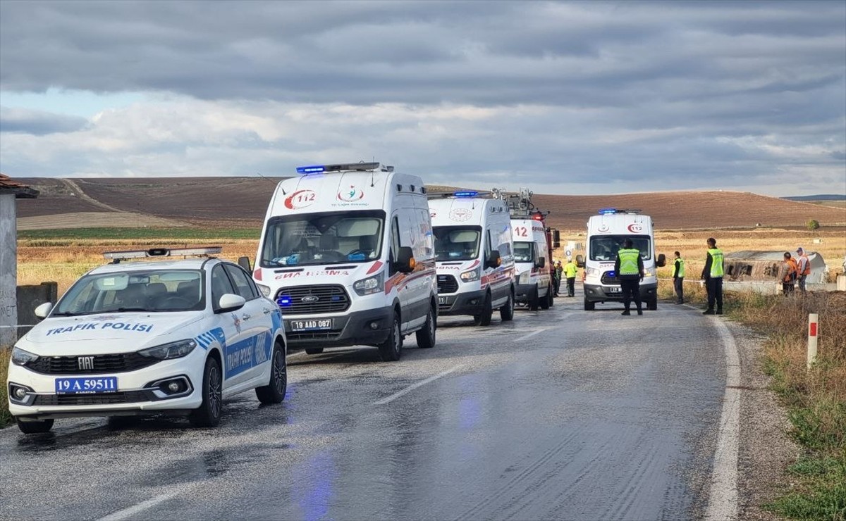 Çorum'un Alaca ilçesinde işçileri taşıyan servis minibüsü ile zift yüklü tankerin çarpışması...