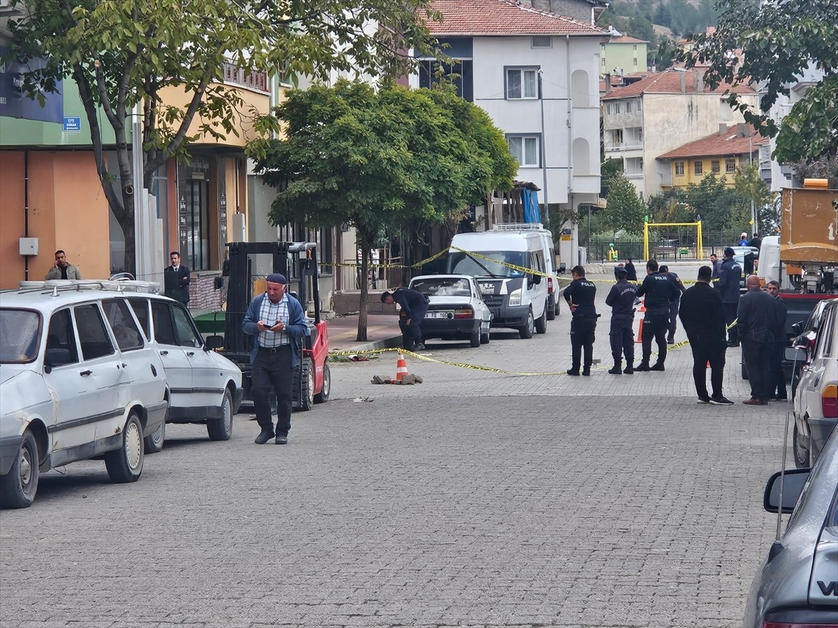 Çorum'un Bayat ilçesinde bir kişi, tehdit nedeniyle davalık olduğu kız kardeşi ile kız kardeşinin...