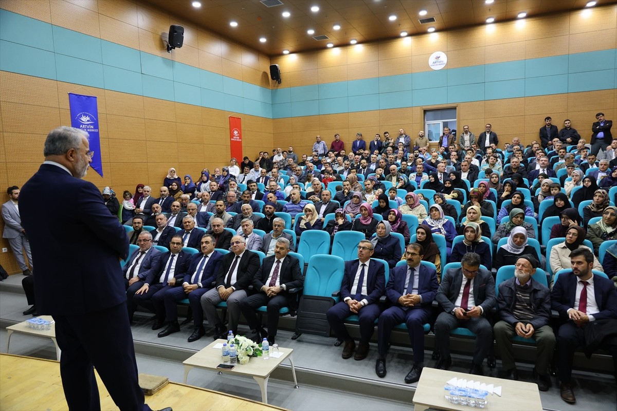 Diyanet İşleri Başkan Yardımcısı Doç. Dr. Burhan İşliyen (sağ4), Artvin'de "Ailede Sorumluluk...