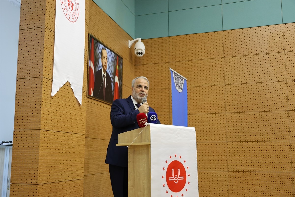 Diyanet İşleri Başkan Yardımcısı Doç. Dr. Burhan İşliyen (sağ4), Artvin'de "Ailede Sorumluluk...