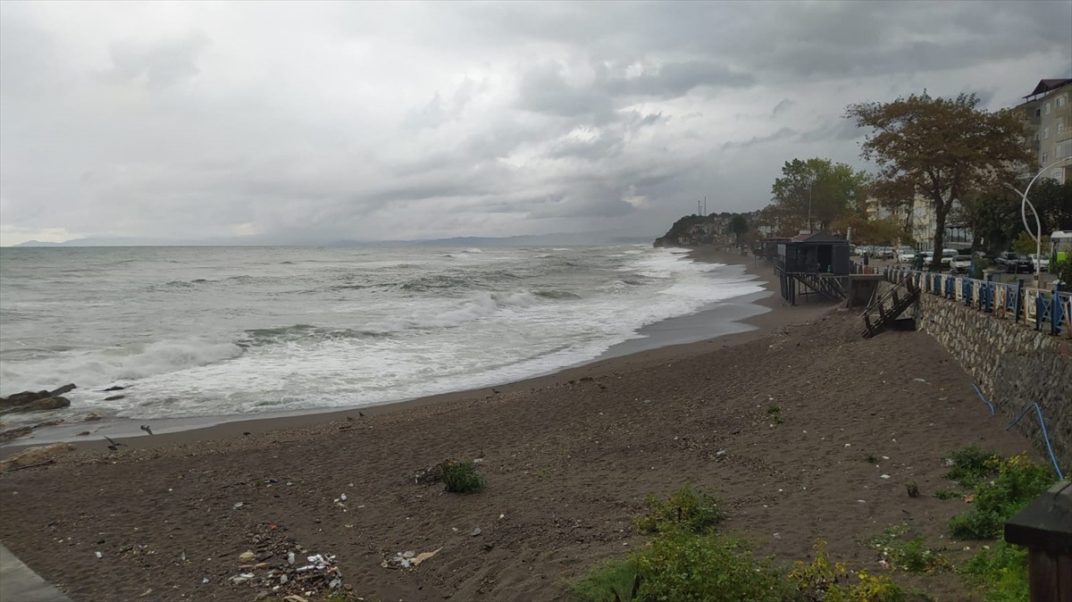 Düzce'nin Akçakoca ilçesinde sağanak ve fırtına etkisini gösterdi. İlçede fırtına nedeniyle...