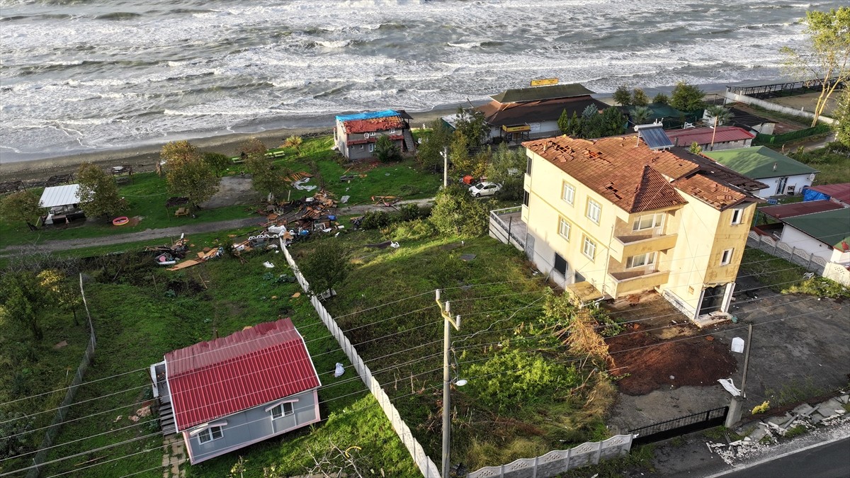 Düzce'nin Akçakoca ilçesinde sağanak ve fırtına etkisini gösterdi. Oluşan hortum nedeniyle bazı...