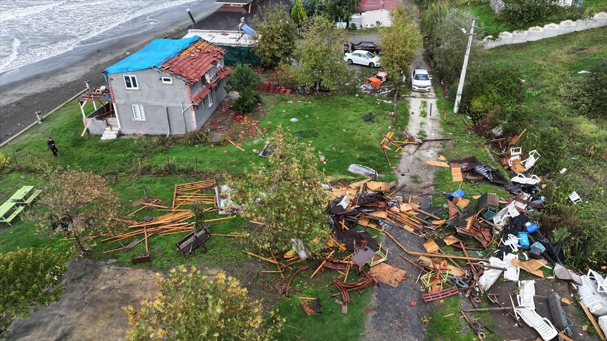 Düzce'nin Akçakoca ilçesinde sağanak ve fırtına etkisini gösterdi. Oluşan hortum nedeniyle bazı...