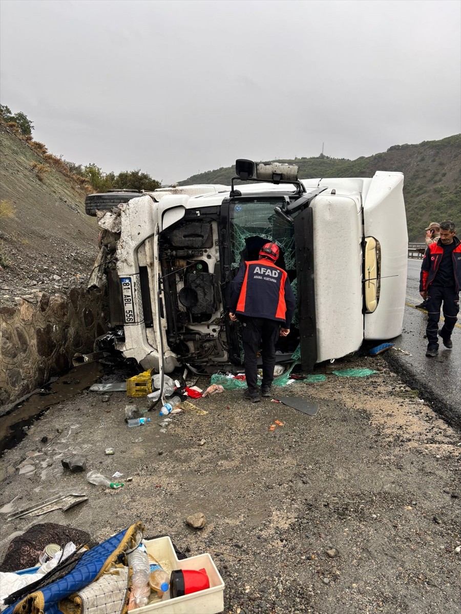 Erzincan’da devrilen tırda sıkışan sürücü, İl Afet ve Acil Durum Müdürlüğü (AFAD) ve itfaiye...