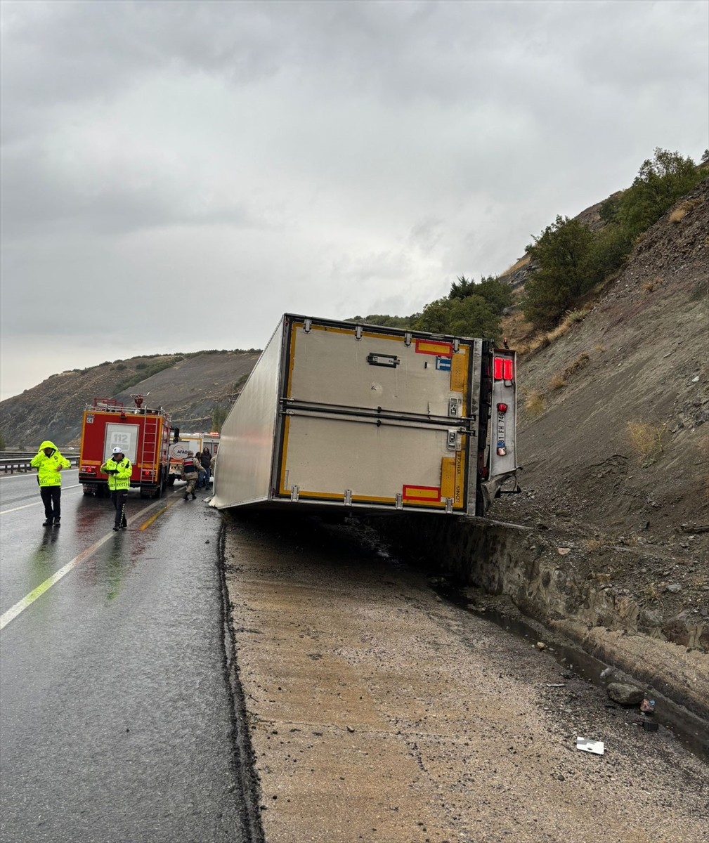 Erzincan’da devrilen tırda sıkışan sürücü, İl Afet ve Acil Durum Müdürlüğü (AFAD) ve itfaiye...