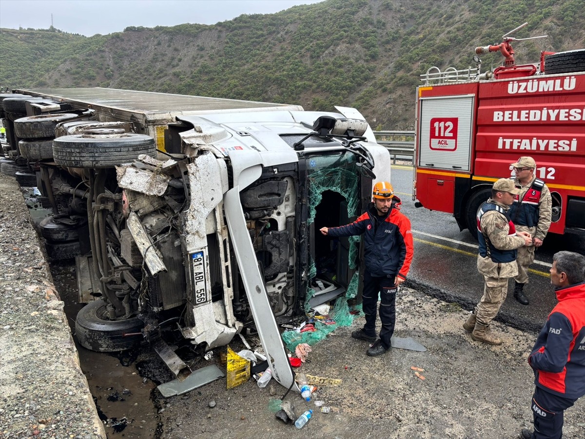 Erzincan’da devrilen tırda sıkışan sürücü, İl Afet ve Acil Durum Müdürlüğü (AFAD) ve itfaiye...