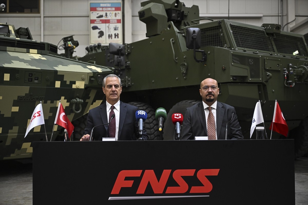 FNSS Genel Müdürü Nail Kurt (solda) ve Nurol Holding ve FNSS Yönetim Kurulu Üyesi Gürol Çarmıklı...