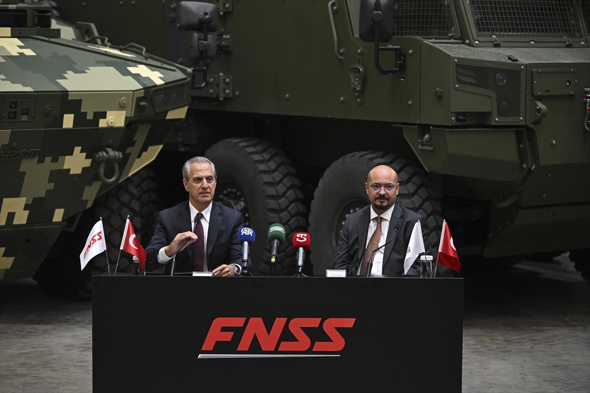 FNSS Genel Müdürü Nail Kurt (solda) ve Nurol Holding ve FNSS Yönetim Kurulu Üyesi Gürol Çarmıklı...