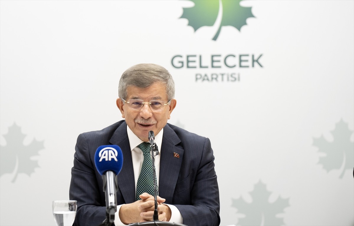 Gelecek Partisi Genel Başkanı Ahmet Davutoğlu, partisinin genel merkezinde emekli derneklerinin...