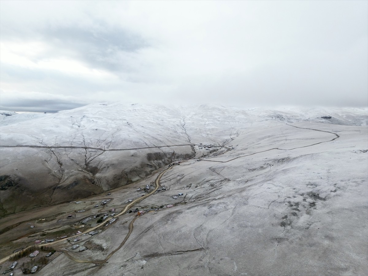 Giresun'un Dereli ilçesine bağlı 1700 rakımlı Kümbet Yaylası'na kar yağdı. Hava sıcaklıklarının...