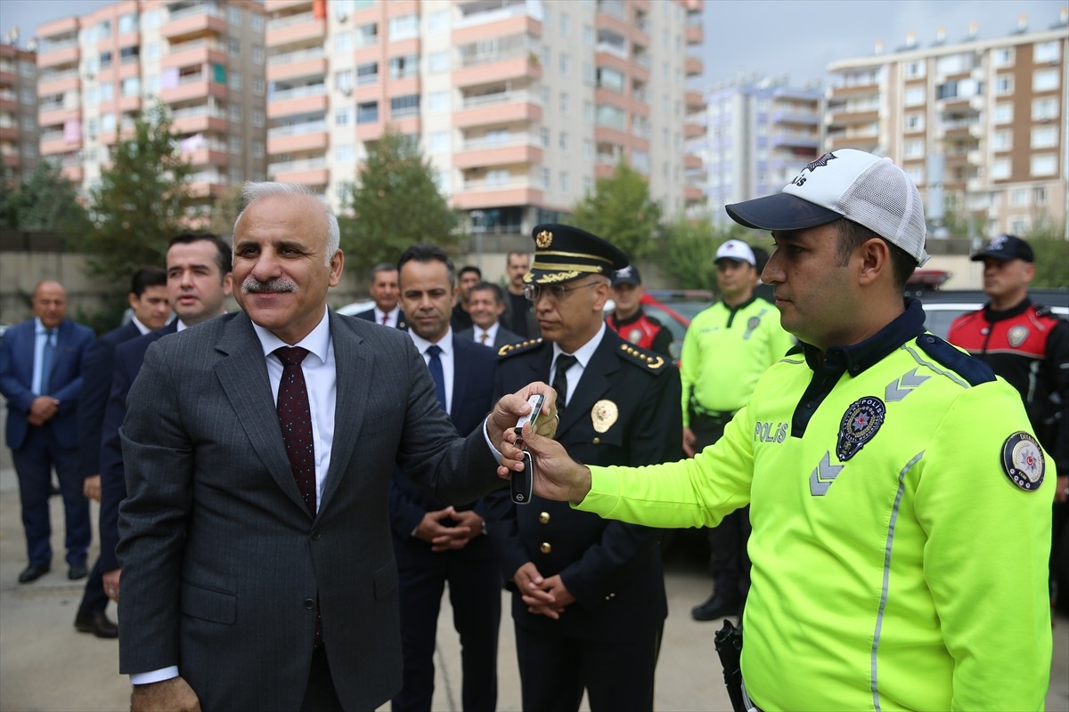 İçişleri Bakanlığınca Diyarbakır İl Emniyet Müdürlüğüne tahsis edilen 50 araç, müdürlüğün...