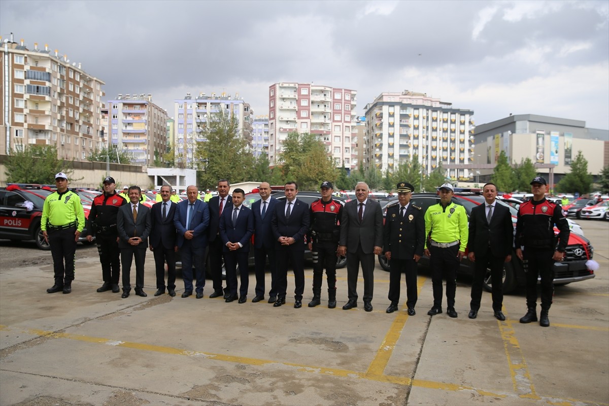 İçişleri Bakanlığınca Diyarbakır İl Emniyet Müdürlüğüne tahsis edilen 50 araç, müdürlüğün...