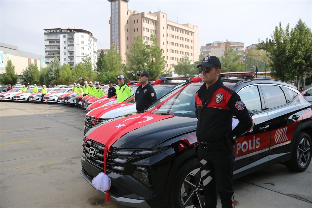 İçişleri Bakanlığınca Diyarbakır İl Emniyet Müdürlüğüne tahsis edilen 50 araç, müdürlüğün...