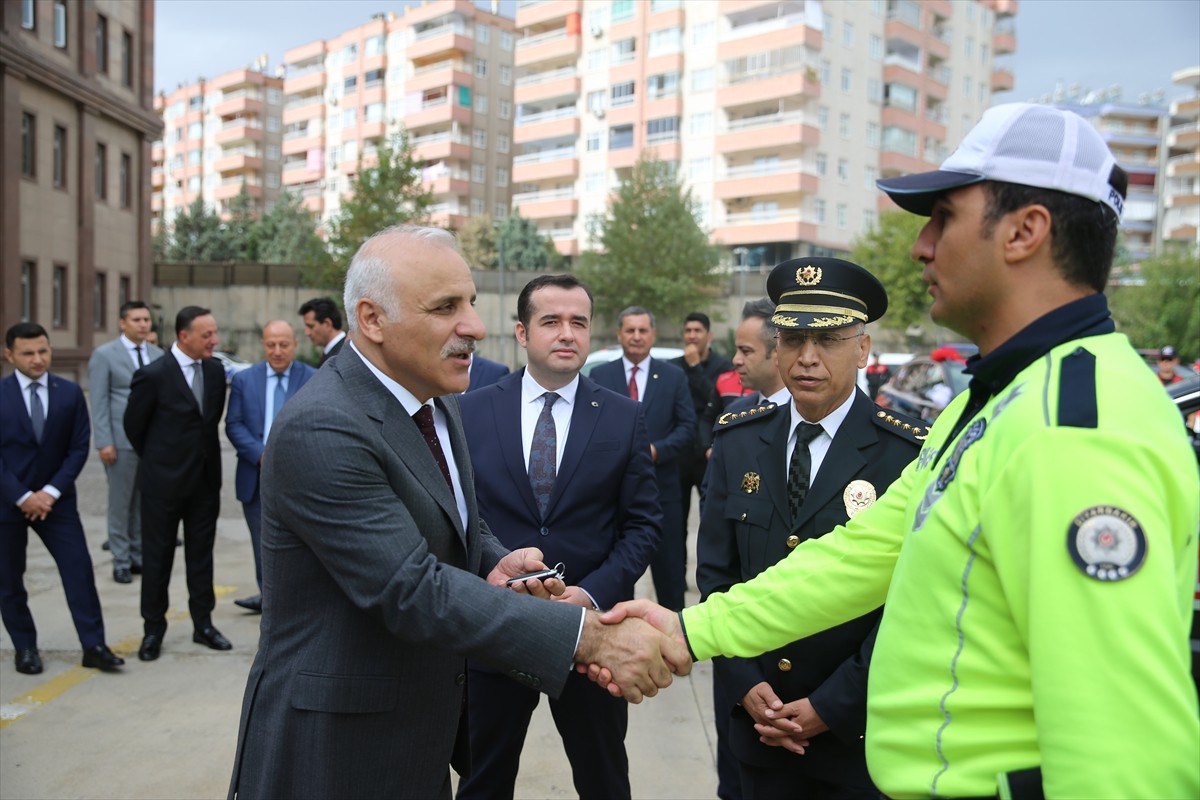 İçişleri Bakanlığınca Diyarbakır İl Emniyet Müdürlüğüne tahsis edilen 50 araç, müdürlüğün...