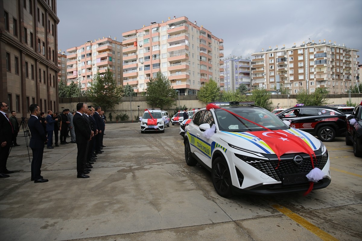 İçişleri Bakanlığınca Diyarbakır İl Emniyet Müdürlüğüne tahsis edilen 50 araç, müdürlüğün...