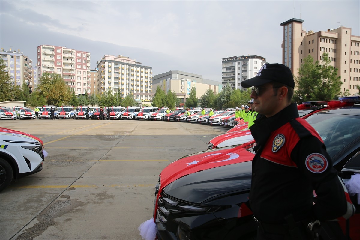 İçişleri Bakanlığınca Diyarbakır İl Emniyet Müdürlüğüne tahsis edilen 50 araç, müdürlüğün...