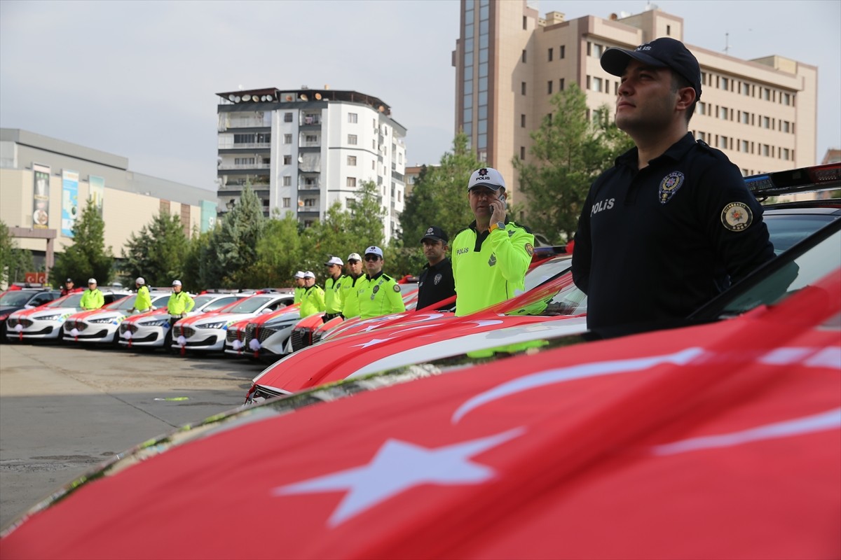 İçişleri Bakanlığınca Diyarbakır İl Emniyet Müdürlüğüne tahsis edilen 50 araç, müdürlüğün...