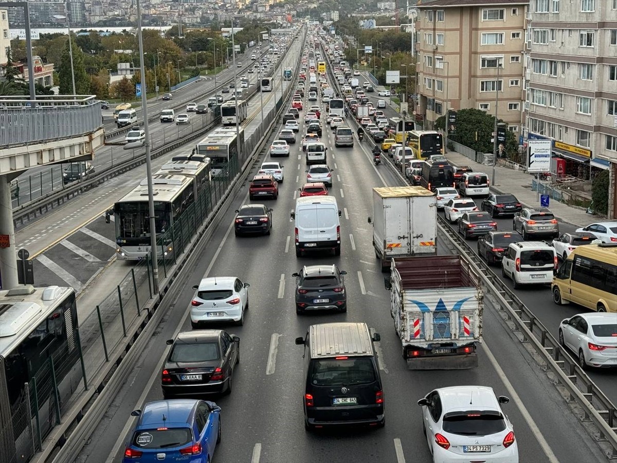 İstanbul'da, sabah saatlerinde etkili olan sağanak nedeniyle trafikte aksamalar yaşanıyor. Avcılar...