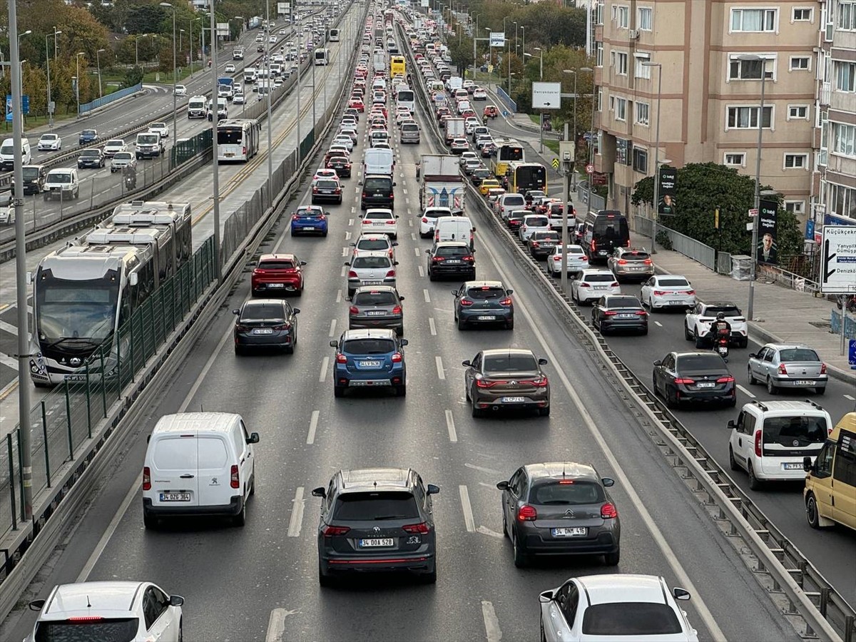 İstanbul'da, sabah saatlerinde etkili olan sağanak nedeniyle trafikte aksamalar yaşanıyor. Avcılar...