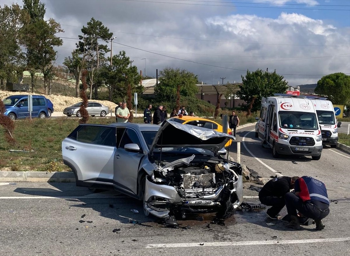 Kırklareli'nin Vize ilçesinde taksi ile otomobilin çarpışması sonucu 4 kişi yaralandı. Yaralılar...