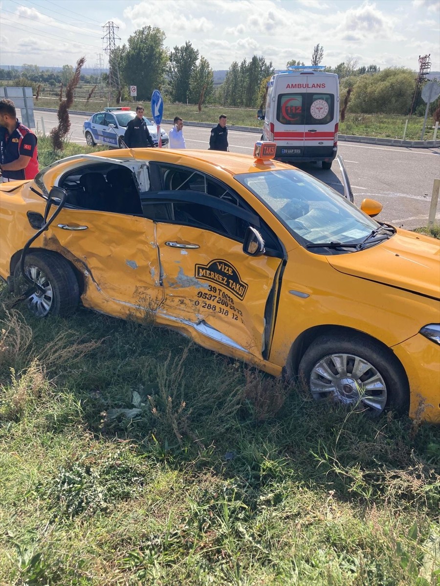 Kırklareli'nin Vize ilçesinde taksi ile otomobilin çarpışması sonucu 4 kişi yaralandı. Yaralılar...