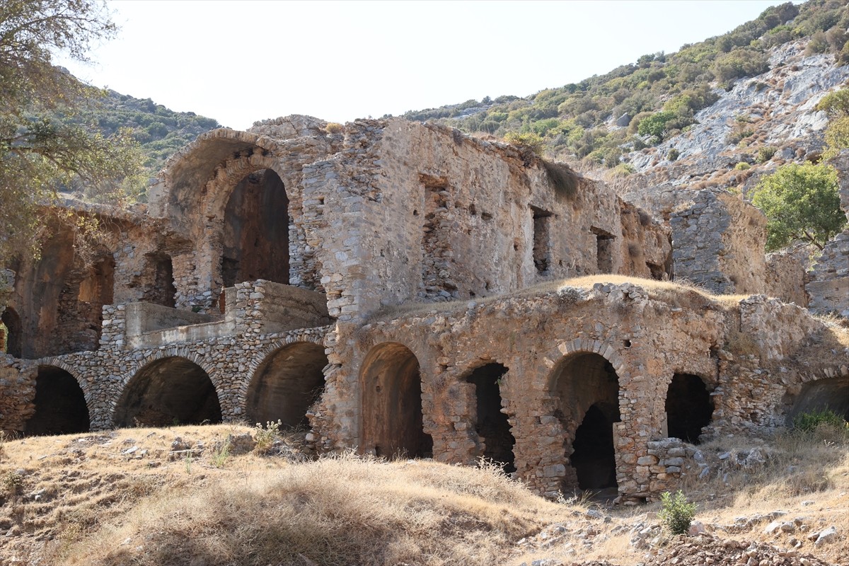 Mersin'de, milattan önce 4'üncü yüzyıldan itibaren varlığı bilinen Anemurium Antik Kenti'nde devam...