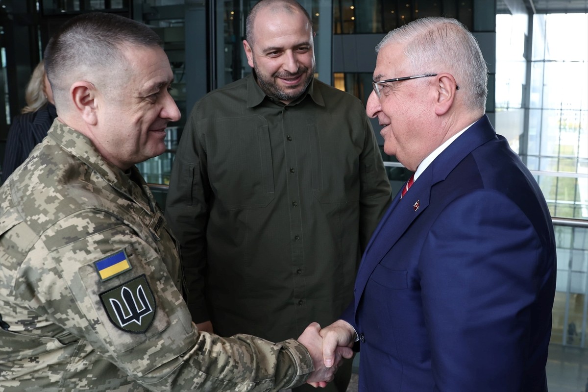 Millî Savunma Bakanı Yaşar Güler (sağda), NATO Savunma Bakanları Toplantısı için gittiği...