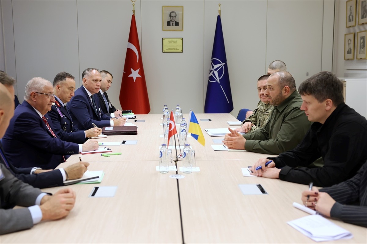 Millî Savunma Bakanı Yaşar Güler (sağda), NATO Savunma Bakanları Toplantısı için gittiği...