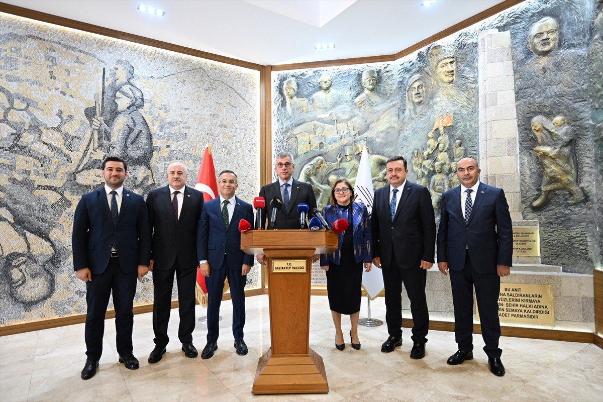 Sağlık Bakanı Kemal Memişoğlu (ortada), Gaziantep Valisi Kemal Çeber'e (sol 3) ziyarette bulundu....