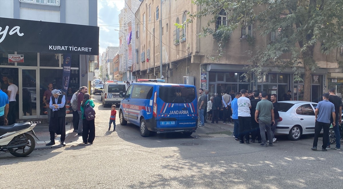 Şanlıurfa'nın Siverek ilçesinde aile içi kavgaya müdahaleye giden polise ateş eden şüpheli...