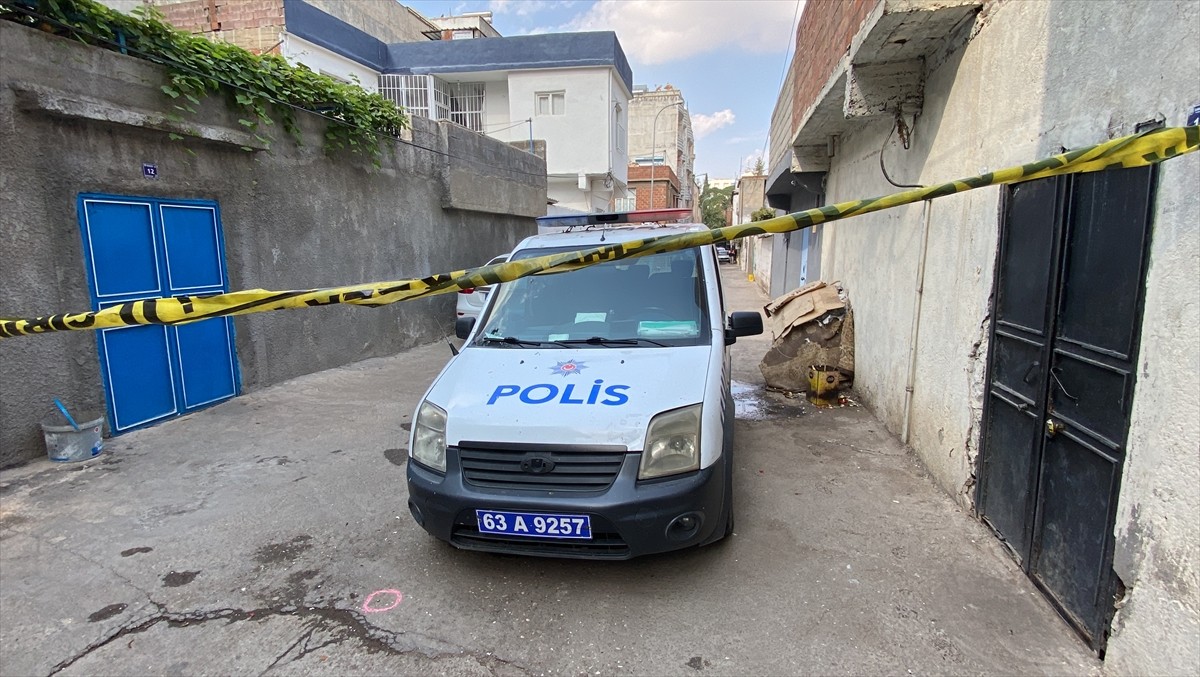 Şanlıurfa'nın Siverek ilçesinde aile içi kavgaya müdahaleye giden polise ateş eden şüpheli...