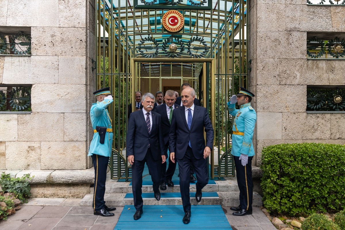 TBMM Başkanı Numan Kurtulmuş (sağda), Türkiye’ye resmi ziyaret gerçekleştiren Macaristan Ulusal...