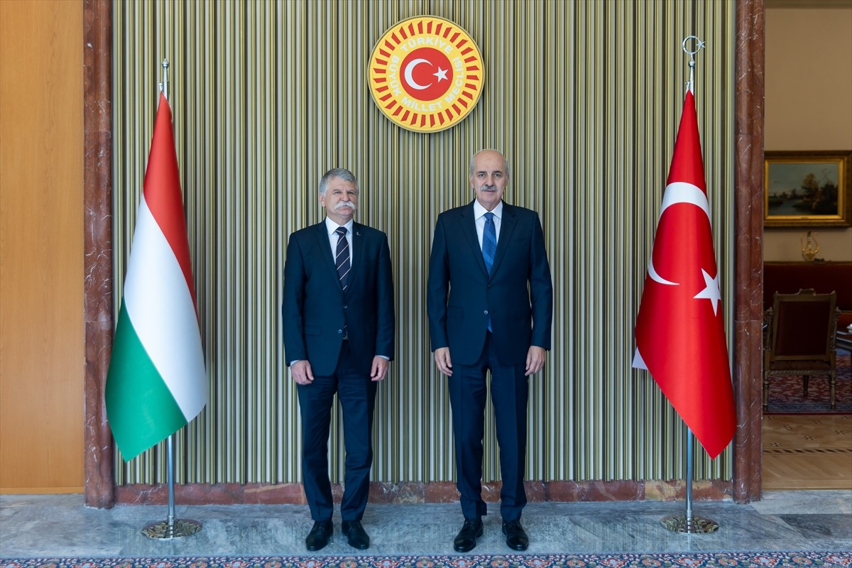 TBMM Başkanı Numan Kurtulmuş (sağda), Türkiye’ye resmi ziyaret gerçekleştiren Macaristan Ulusal...