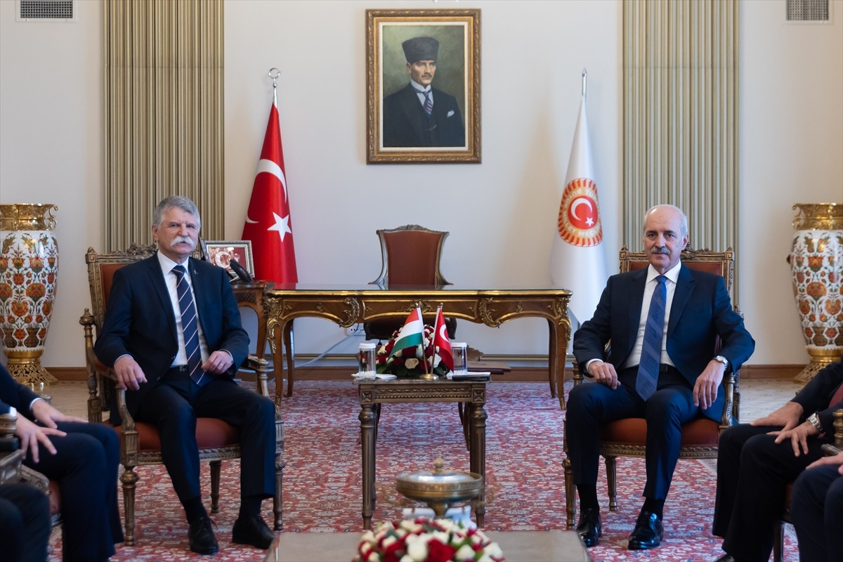 TBMM Başkanı Numan Kurtulmuş (sağda), Türkiye’ye resmi ziyaret gerçekleştiren Macaristan Ulusal...