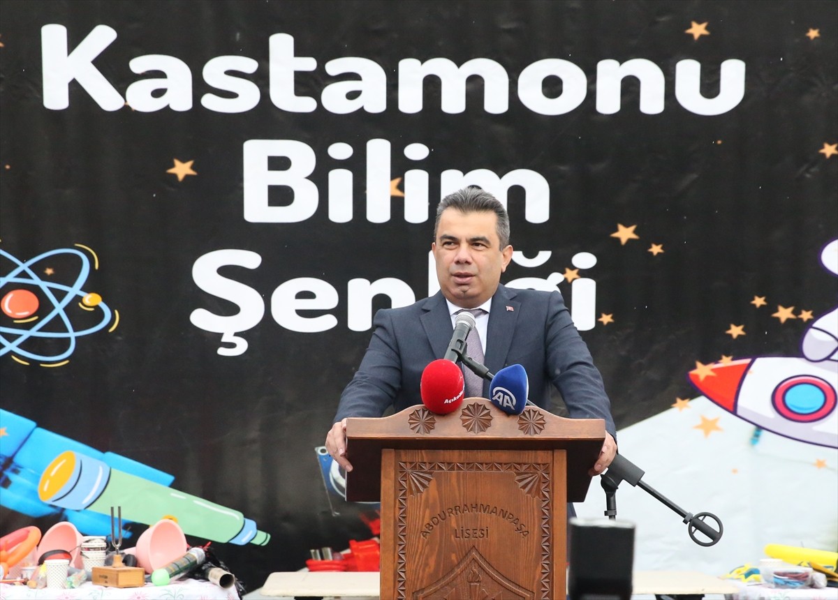 TÜBİTAK 4007 Bilim Şenlikleri kapsamında İl Milli Eğitim Müdürlüğünce, Cumhuriyet Meydanı'nda...