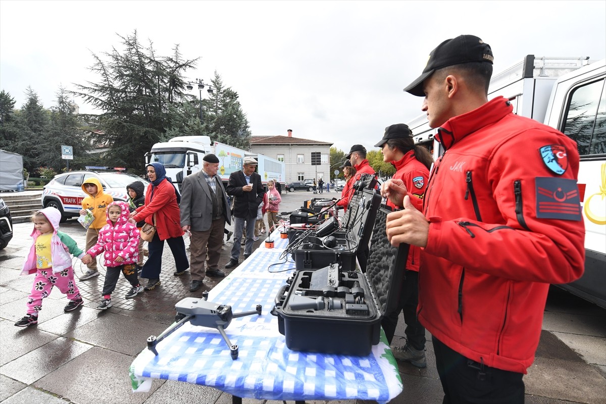 TÜBİTAK 4007 Bilim Şenlikleri kapsamında İl Milli Eğitim Müdürlüğünce, Cumhuriyet Meydanı'nda...