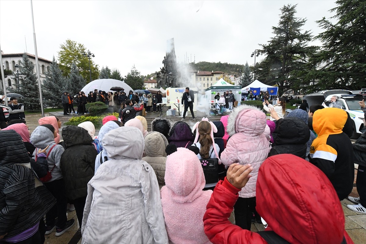 TÜBİTAK 4007 Bilim Şenlikleri kapsamında İl Milli Eğitim Müdürlüğünce, Cumhuriyet Meydanı'nda...