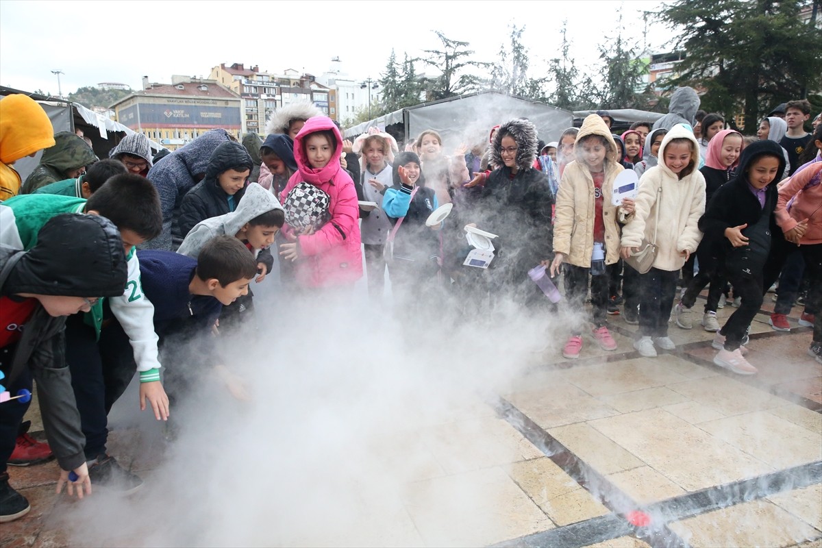 TÜBİTAK 4007 Bilim Şenlikleri kapsamında İl Milli Eğitim Müdürlüğünce, Cumhuriyet Meydanı'nda...