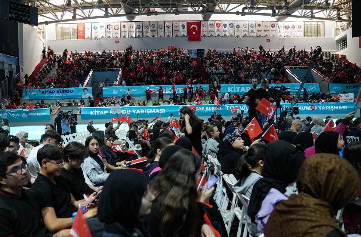 Türkiye Gençlik Vakfı (TÜGVA), tarafından İzmir'deki TVF Atatürk Spor Salonunda "TÜGVA Kitap...