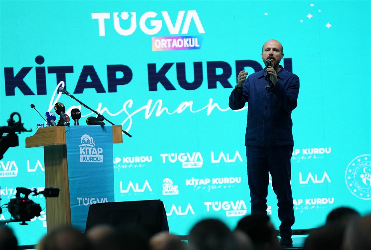 Türkiye Gençlik Vakfı (TÜGVA), tarafından İzmir'deki TVF Atatürk Spor Salonunda "TÜGVA Kitap...