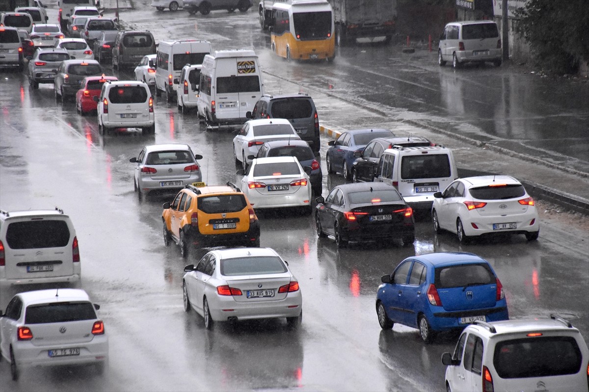 Van'da aralıklarla etkili olan sağanak, yaşamı olumsuz etkiledi. Kent merkezindeki cadde ve...