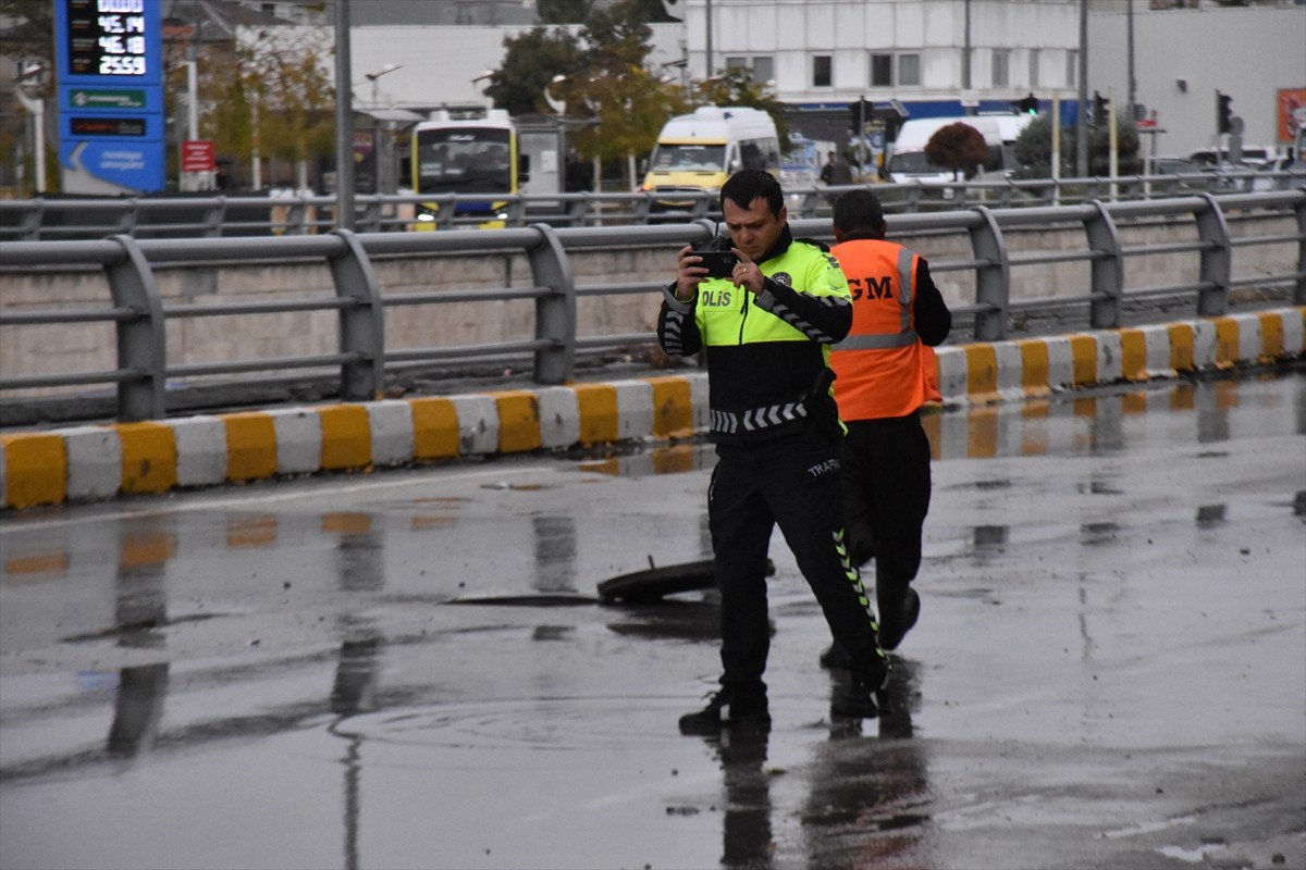 Van'da aralıklarla etkili olan sağanak, yaşamı olumsuz etkiledi. Kent merkezindeki cadde ve...