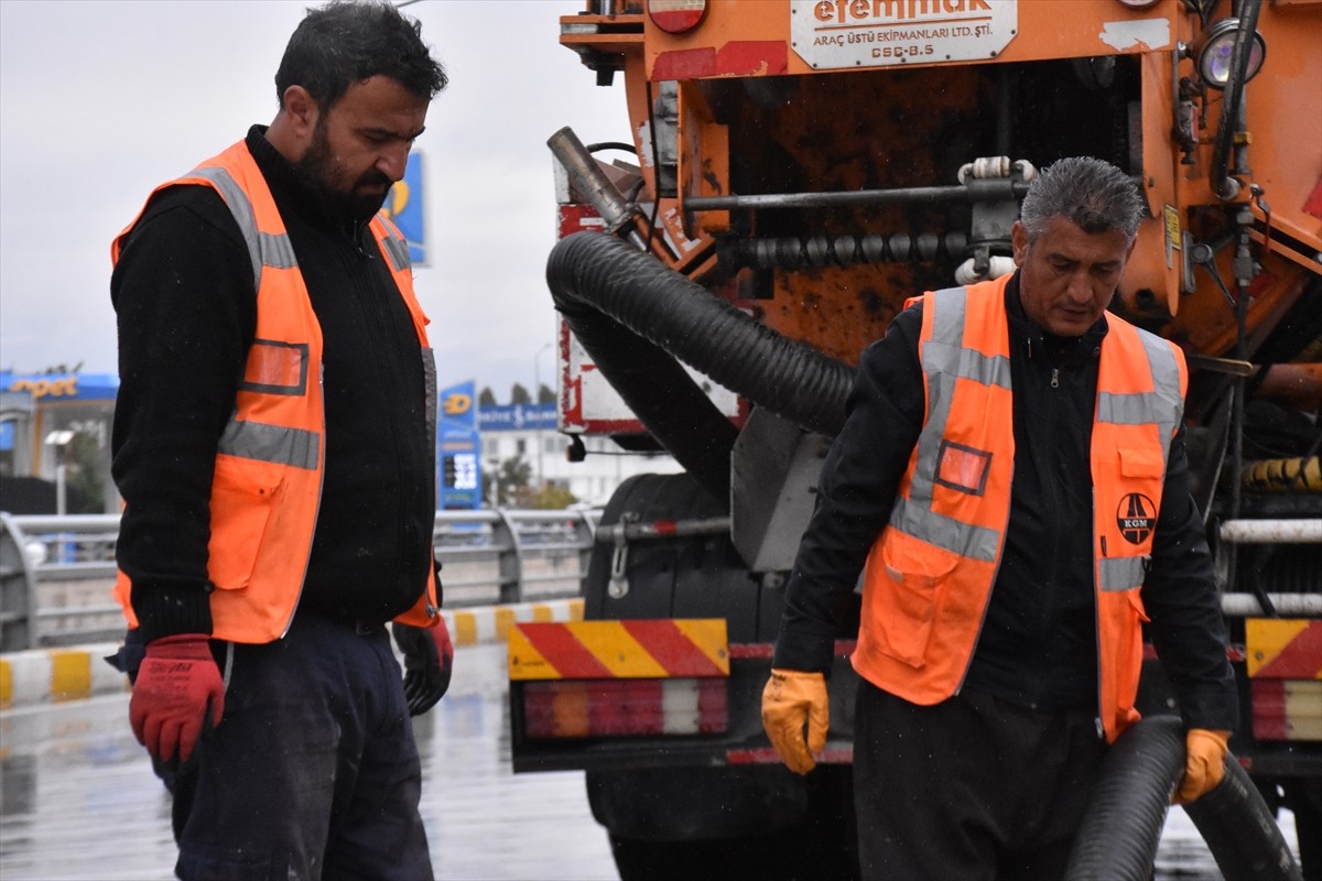 Van'da aralıklarla etkili olan sağanak, yaşamı olumsuz etkiledi. Kent merkezindeki cadde ve...